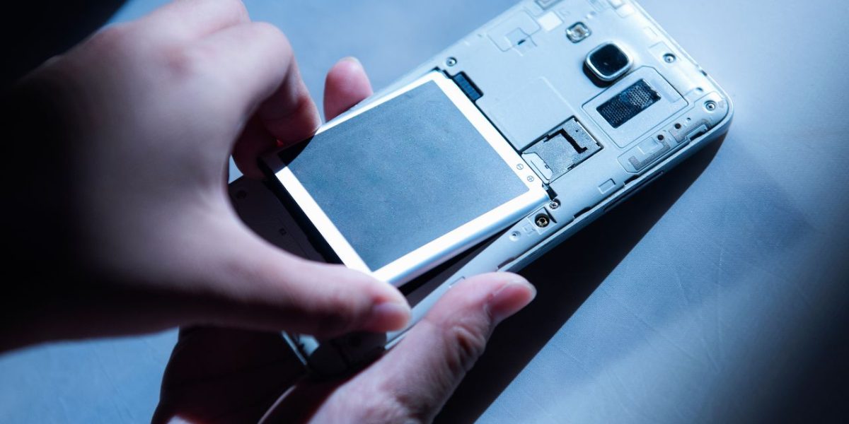 mobile phone battery components of a smartphone