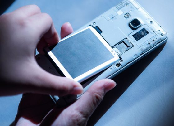 mobile phone battery components of a smartphone