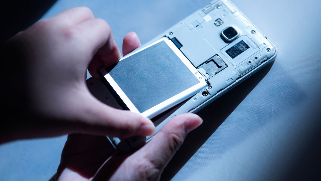mobile phone battery components of a smartphone